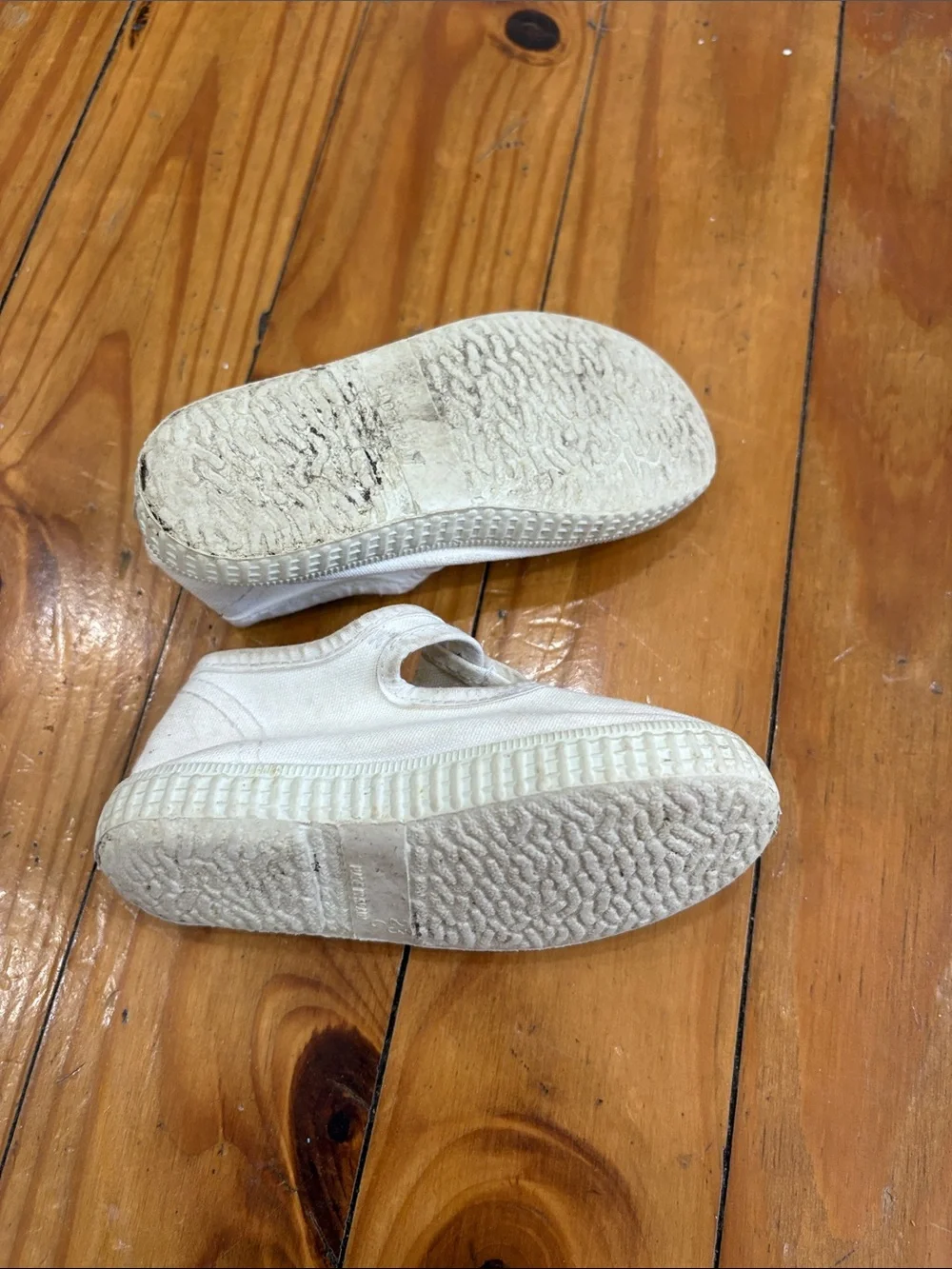 Cienta Kids Canvas T-Strap Shoes in Off-White